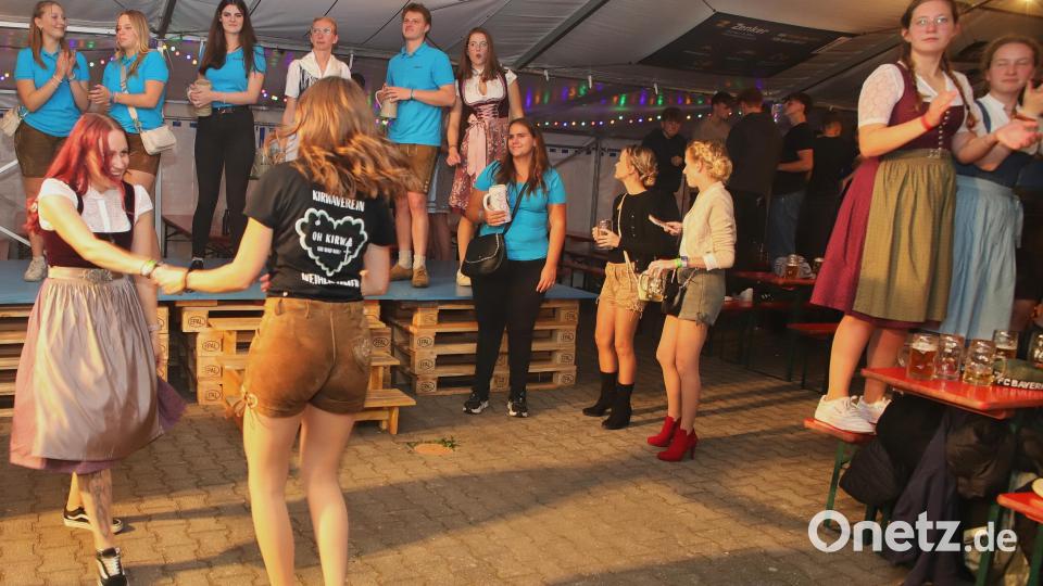 Schunkeln und Tanzen, die vor allem jungen Besucher haben sichtlich Spaß beim &quot;Kirwa Special&quot;. Bild: war