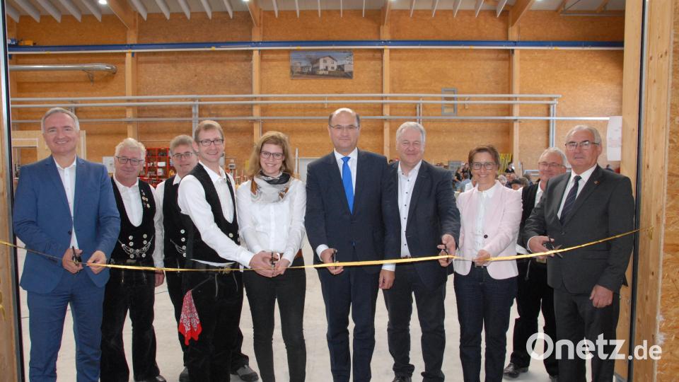 Meilenstein für Schmidmühlen: Staatsminister Albert Füracker (Sechster von links) und viele Gäste gaben symbolisch die neue Fertigungshalle frei. Vierter und Fünfte von links die vierte Generation des Unternehmens: Katrin und Fabian Fischer. Bild: pop
