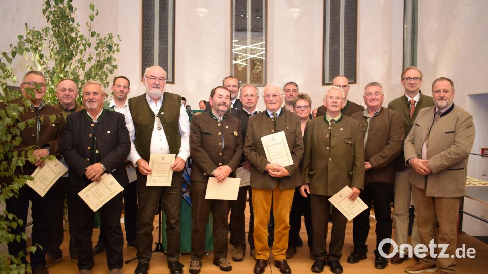Die BJV-Kreisgruppe Nabburg konnte 16 Mitglieder für ihre langjährige Mitgliedschaft zum Bayerischen Jagdverband auszeichnen. Seit 60 Jahren sind Robert Neblich, Karl Freiherr von Lichtenstern und Lorenz Schöner Mitglied. Die Ehrungen nahmen der BJV Kreisvorsitzende Frank Zeitler und der BJV Bezirksvorsitzende MdL Alexander Flierl vor. Bild: bnr