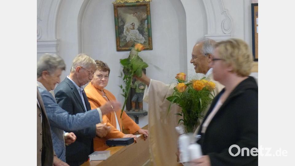 Rosen und eine Kerze verteilte Pfarrer Varghese Puthenchira an die Ehejubiläum Bild: hme