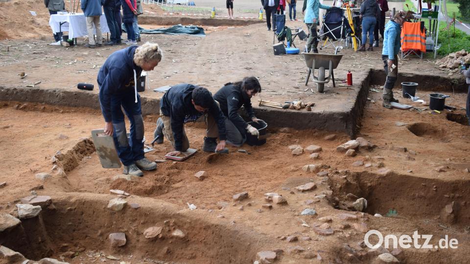 Unerwartet wurden auch im südlichen Teil der "Kapellenäcker" Grabstellen gefunden, die von den Studierenden freigelegt werden. Bild: bnr