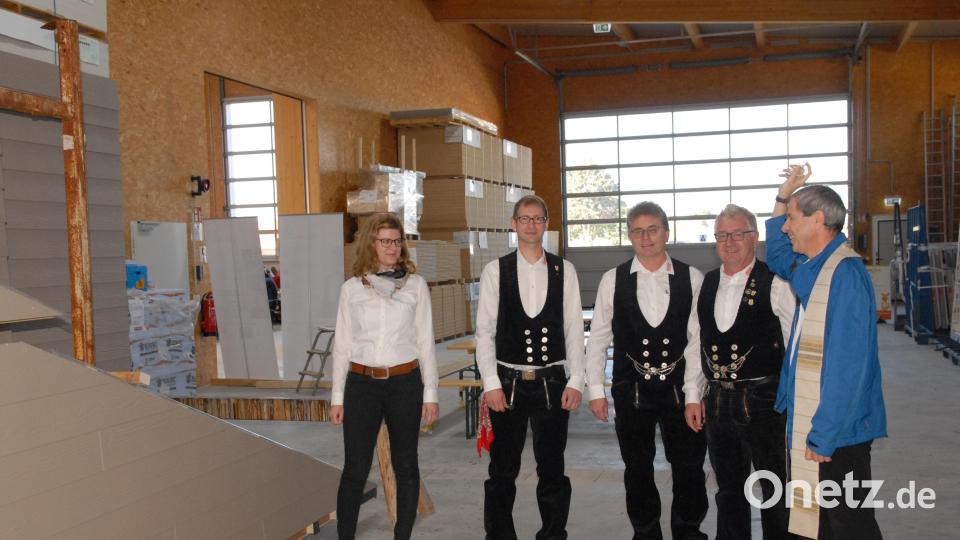 Pfarrer Werner Sulzer segnete die Halle (von links): Katrin Fischer, Fabian Fischer, Richard Fischer und Reimund Fischer. Bild: pop