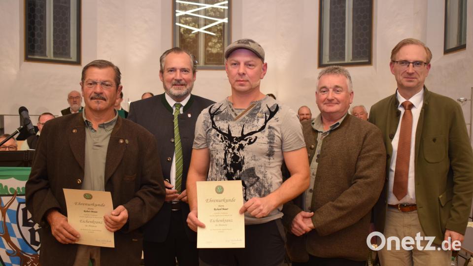 Den Drohnenpiloten wurde für ihren unermüdlichen Einsatz mit dem Eichenkranz in Bronze gedankt. Die Ehrung überreichten Kreisgruppenvorsitzender Frank Zeitler (Zweiter von links), sein Stellvertreter Dietmar Maier (Zweiter von rechts) und BJV Bezirksvorsitzender MdL Alexander Flierl. Bild: bnr