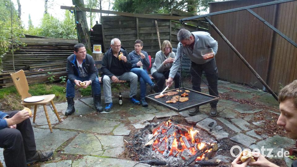Obwohl der Badebetrieb im Freibad Altglashütte seit Jahren ruht, kümmert sich die Wasserwacht Hohenthan um die Pflege und den Erhalt der Freizeiteinrichtung. Zum Dank für die Hilfe lud der Verein zum Grillfest ein. Bild: Siegfried Walter/exb