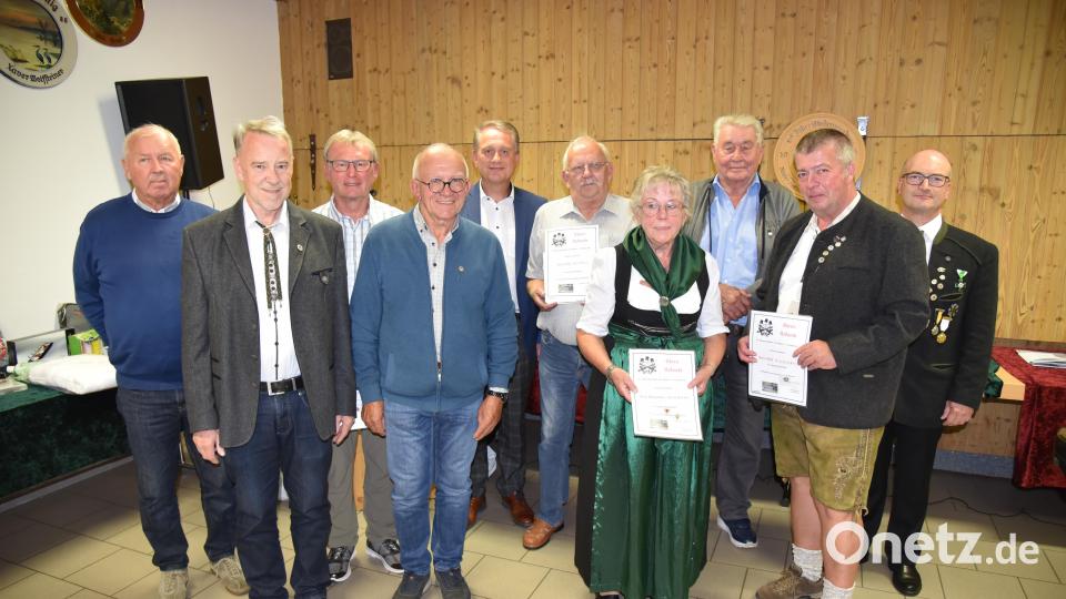 Langjährige Mitglieder der Schützengesellschaft Drei Mohren Poppenricht werden geehrt. Bild: Reiner Hoffmann/exb