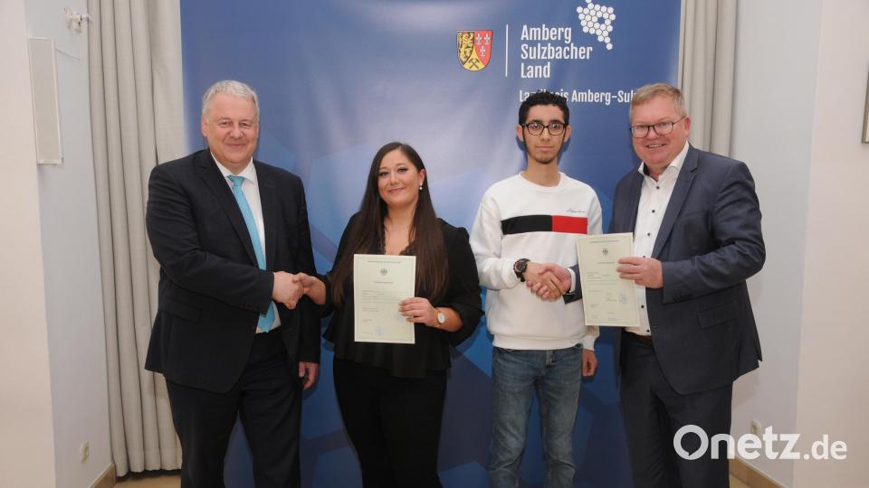 Einbürgerung &quot;live&quot;: Landrat Richard Reisinger (links) und Ambergs Oberbürgermeister Michael Cerny (rechts) gratulierten Valentina Tabuso und Noor Aldeen Yiounes zur eben überreichten Staatsbürger-Urkunde. Bild: ge