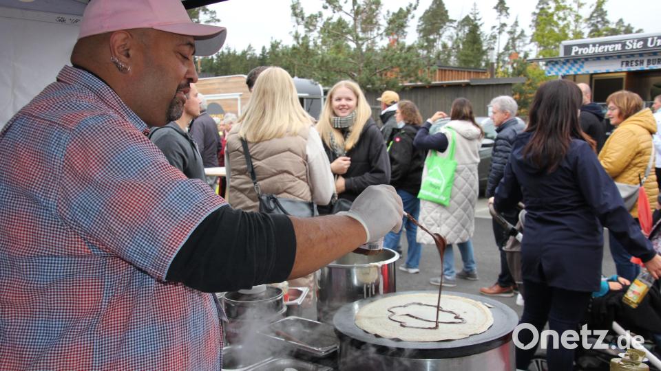 Paul Stellmach kredenzte süße Crepes beim Tag der offenen Tür. Bild: kro