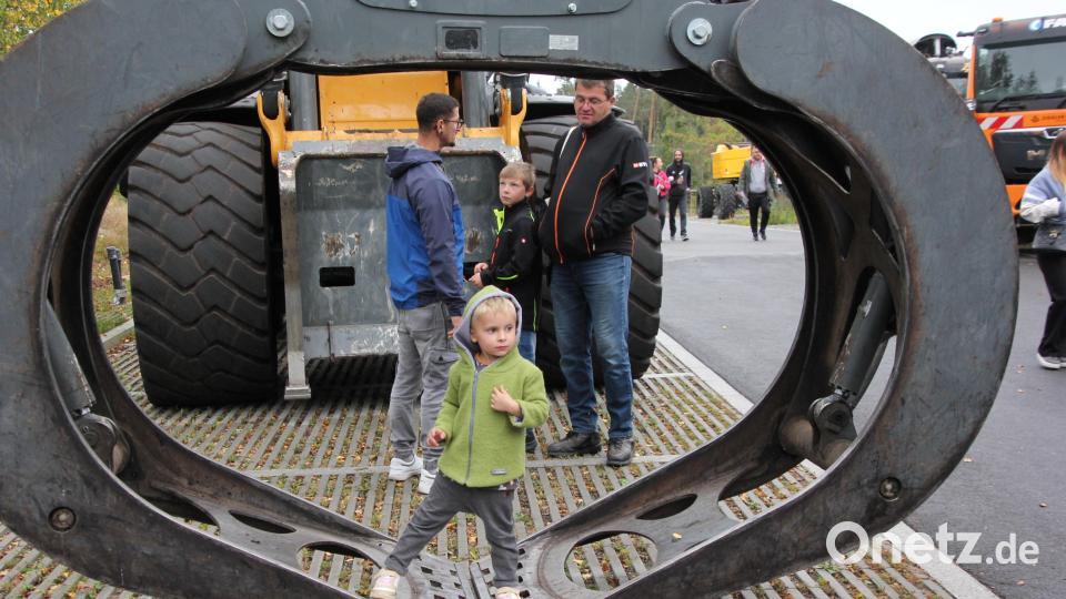 Ein imposanter Greiferarm weckte das Interesse dieses Jungen. Bild: kro