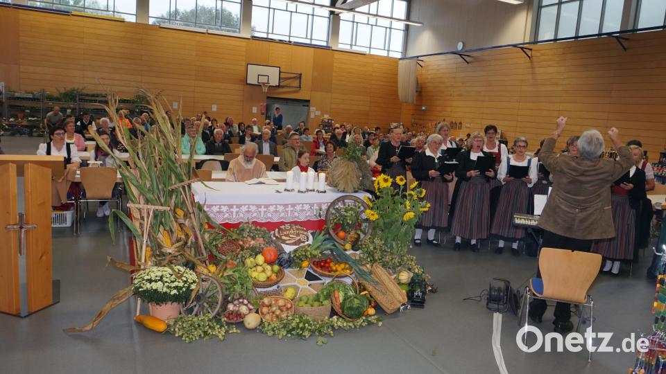 Zum Gottesdienst war ein reich bestückter Erntealtar aufgebaut und der Chor der Landfrauen gestaltete ihn musikalisch Bild: nib