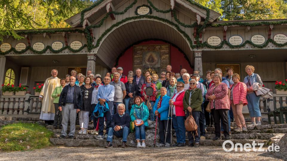Die Reisegruppe am Freialtar der Wallfahrtskirche Maria Birkenstein in Fischbachau. Bild: Gerhard Wiesner/exb