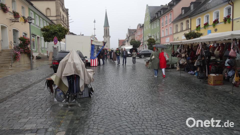 Zwischen den Ständen taten sich beim Herbst- und Kirchweihmarkt auf dem Kemnather Stadtplatz immer wieder Lücken auf. Bild: ak