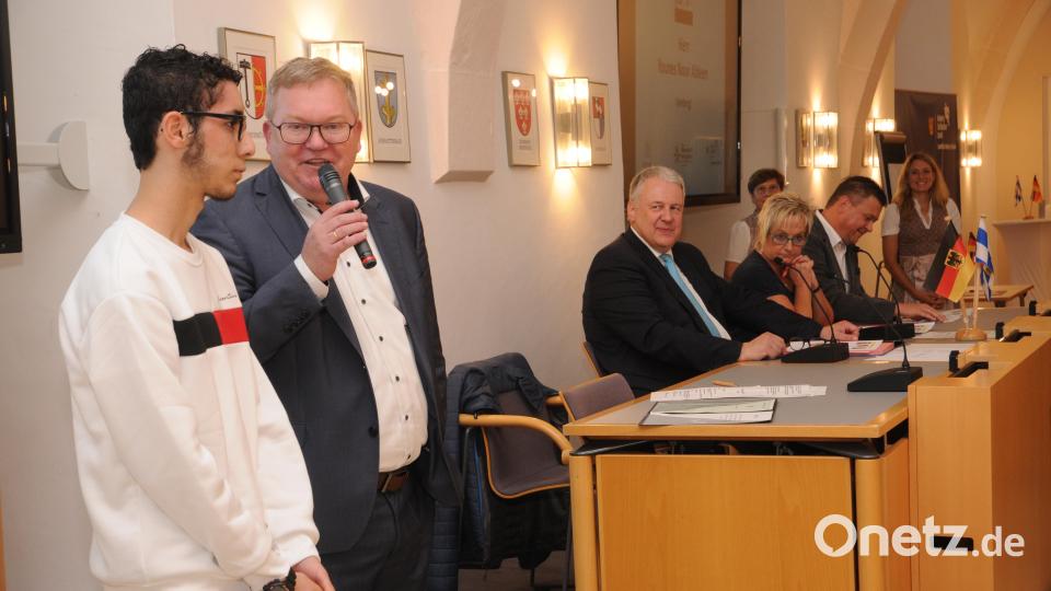 Ambergs OB Michael Cerny bat den neuen Staatsbürger Noor Aldeen Younes um die feierliche Formel. Bild: ge