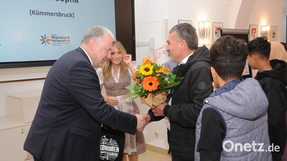 Amberg-Sulzbachs Landrat Richard Reisinger überreichte den neuen Bürgern Willkommensgeschenke. Bild: ge