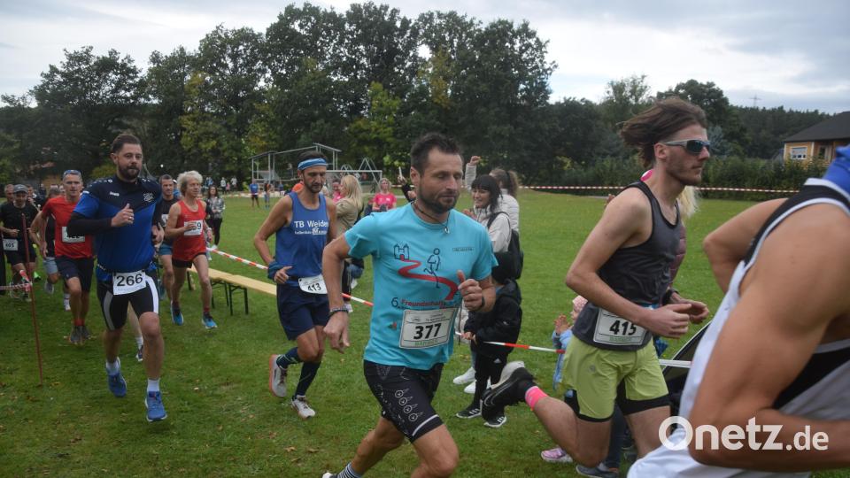21 Herren gingen auf die 6000 Meter, die Michael Niklas (415) als Schnellster lief. Bild: fz