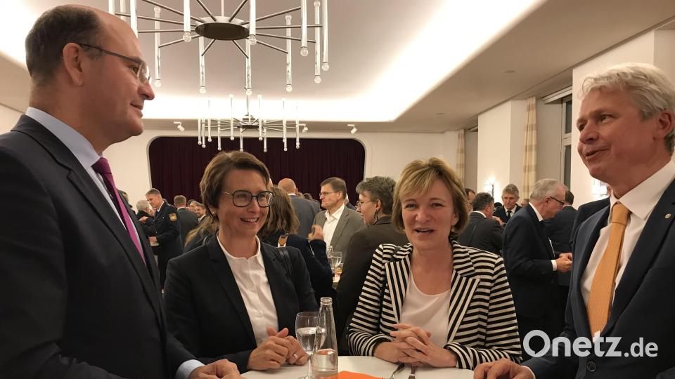 Sie unterhielten sich noch gerne weiter: Albert Füracker, Staatsminister der Finanzen und für Heimat, MdB Susanne Hierl, Prof Dr. Christiane Hellbach, Vizepräsidentin der OTH Amberg-Weiden und Prof. Dr. Clemens Bulitta, Präsident der OTH. Bild: mma