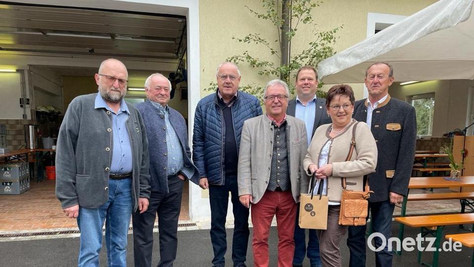 Gäste bei der Feier in Kornthan waren unter anderem Richard Gassner (Mitglied des Kulturausschusses), Bezirksrätin Brigitte Scharf, Bezirksheimatpfleger Dr. Tobias Appl, stellvertretender Bezirkstagsspräsident Lothar Höher und Willi Schraml aus Erbendorf (von rechts). Begrüßt wurden sie von Teichwirt Wolfgang Stock (links). Bild: Evi Dutz/exb