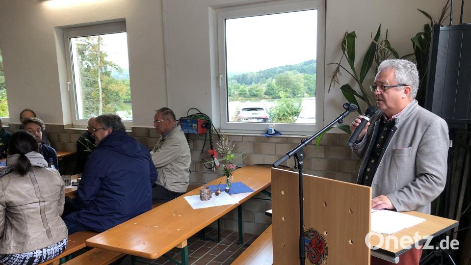 Im Namen der Marktgemeinde Wiesau und des Bezirkstags gratulierte Bürgermeister und Bezirksrat Toni Dutz. Bild: wro