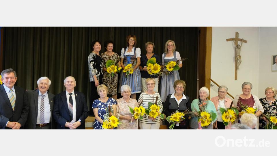 Bei dem Dankeschön an alle früheren und heutigen Mitarbeiterinnen hatte Marlene Noetzel niemanden vergessen. Blumengrüße drückten dies aus. Bild: le