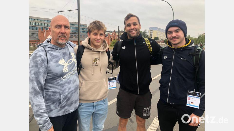 Wiedersehen beim Weltcup in Berlin: Wie im letzten Jahr trafen Fynn Legat (rechts) und Leonhard Fütterer (Zweiter von links) am Rande des diesjährigen Weltcups auf den südafrikanischen Schmetterlings- Olympiasieger und Weltmeister Chad le Clos und dessen deutschen Trainer Dirk Lange (links). Bild: rbg
