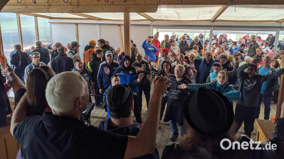 Auch Vorsitzender Sepp Hellerbrand lässt sich nicht bremsen, nimmt die beiden Sängerinnen Maria und Melissa in den Arm und singt auf der Bühne mit. Bild: eib