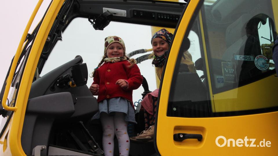 Die Technik hatte es diesen Kindern angetan. Bild: kro