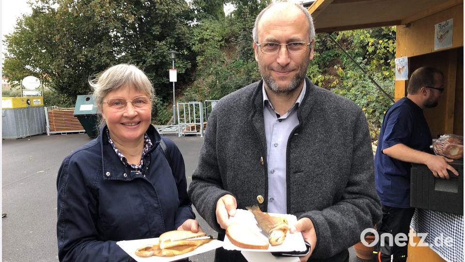 Die Eheleute Rita und Christoph Korb aus Wiesau ließen sich je eine geräucherte Forelle schmecken. Bild: wro