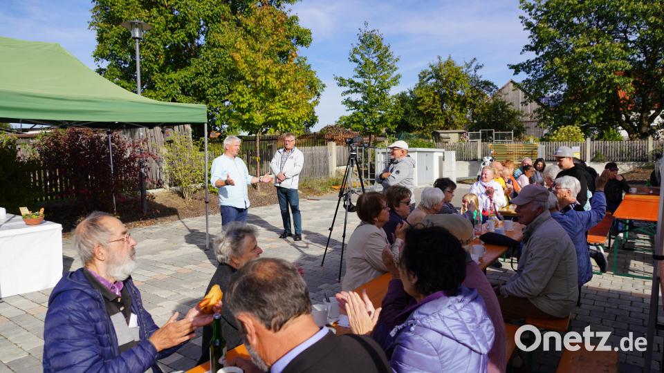 Bei der 5-Jahresfeier erläutert der ehrenamtliche Geschäftsführer des &quot;Gänsbürgerladens&quot; Michael Steiner (links, stehend) die Erfolgsgeschichte des Waldthurner Marktladens. Bild: fvo
