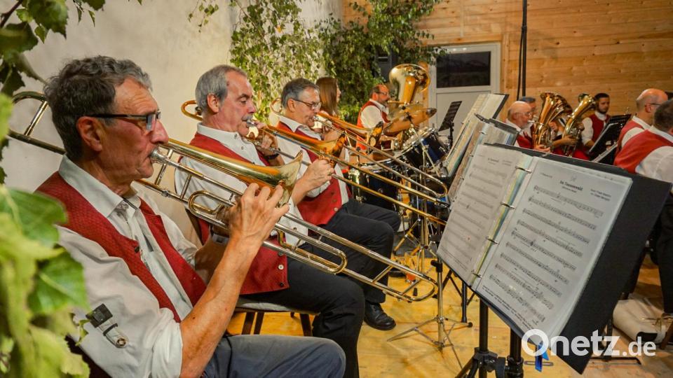 Die Stammkapelle unterhält mit altbekannten Klassikern und neuen Blasmusik-Stücken. Bild: Katharina Kraus/exb
