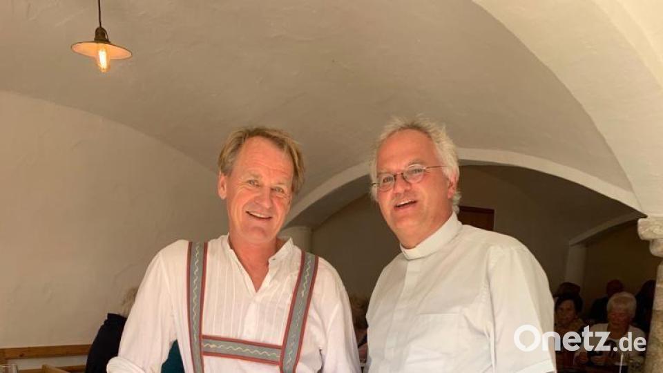 Ski-Legende Markus Wasmeier (links) und Pfarrer Roland Klein im Gasthaus des Bauernhof-Museums. Bild: Roland Klein/exb