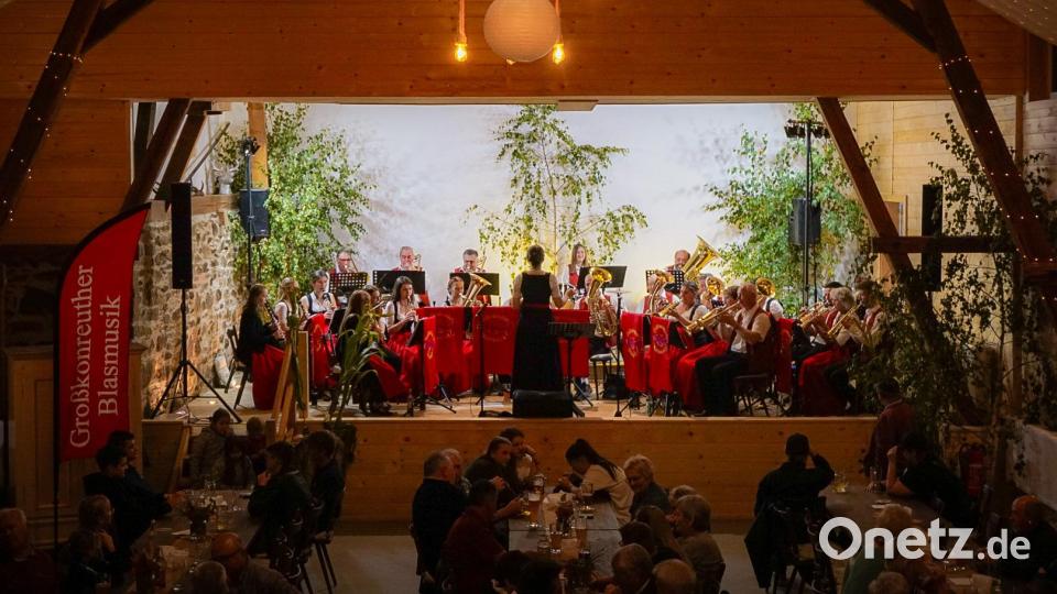 Die Stammkapelle unterhält mit altbekannten Klassikern und neuen Blasmusik-Stücken. Bild: Katharina Kraus/exb