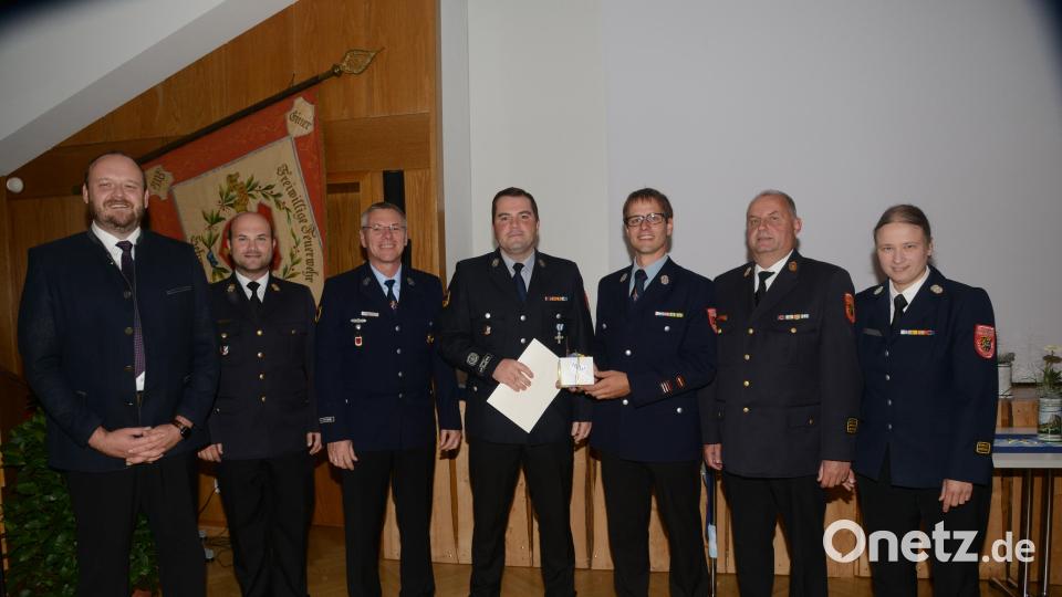 Landrat Andreas Meier, Kreisbrandrat Marco Saller, Bürgermeister Reinhard Sollfrank (von links) sowie Kreisbrandmeisterin Carola Adam, Kreisbandsinpektor Martin List und Kommandant Stefan Bäumler freuen sich über die Ehrung von Tobias Plößner (Mitte) mit dem Ehrenzeichen des Freistaates Bayern für 25 Jahre aktiven Dienst bei der Feuerwehr Parkstein. Bild: bey