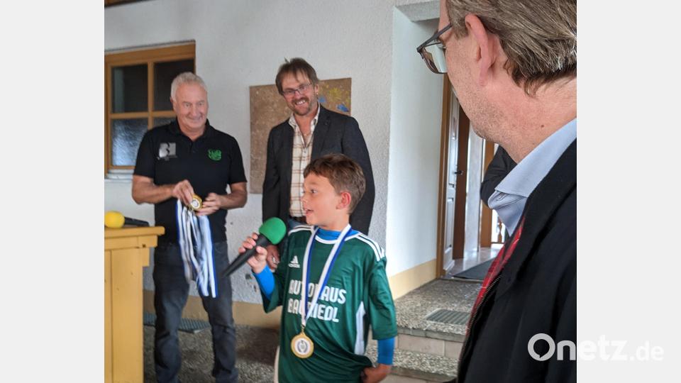 Manuel Schall aus Neukirchen-Balbini am Mikro: Erst acht Jahre und keine Scheu, Gruß- und Dankesworte zur Freude von Schirmherr Alexander Flierl (rechts), zweiten Bürgermeister Christian Ring (Mitte) und Vorsitzendem Sepp Hellerbrand zu sprechen. Bild: eib