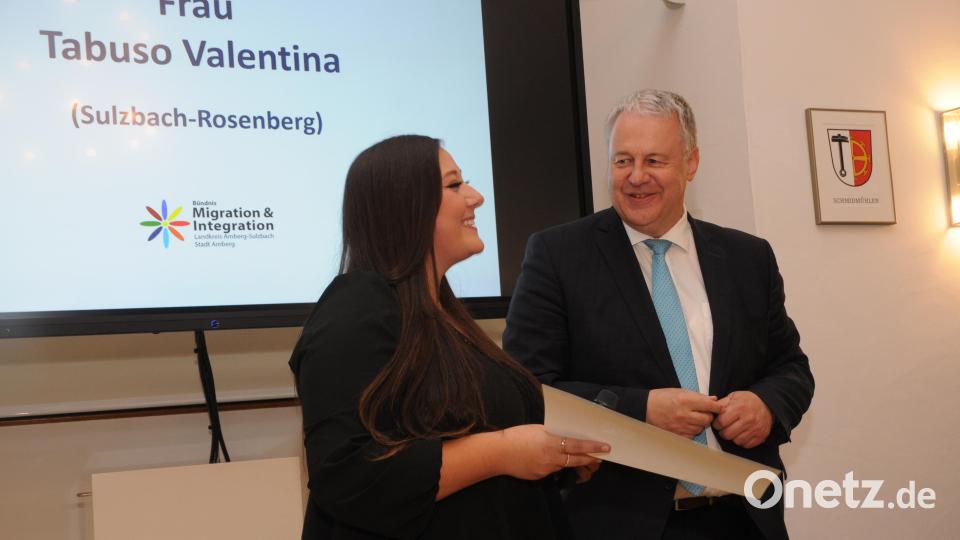 Valentina Tabuso ist mit 21 Jahren deutsche Staatsbürgerin geworden – der Landrat gratuliert. Bild: ge