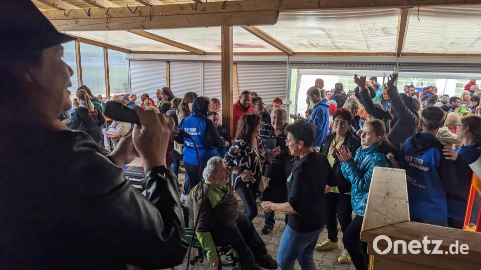 Partystimmung macht sich breit beim Spontanauftritt von Schlagersängerin Maria Mannes Bild: eib