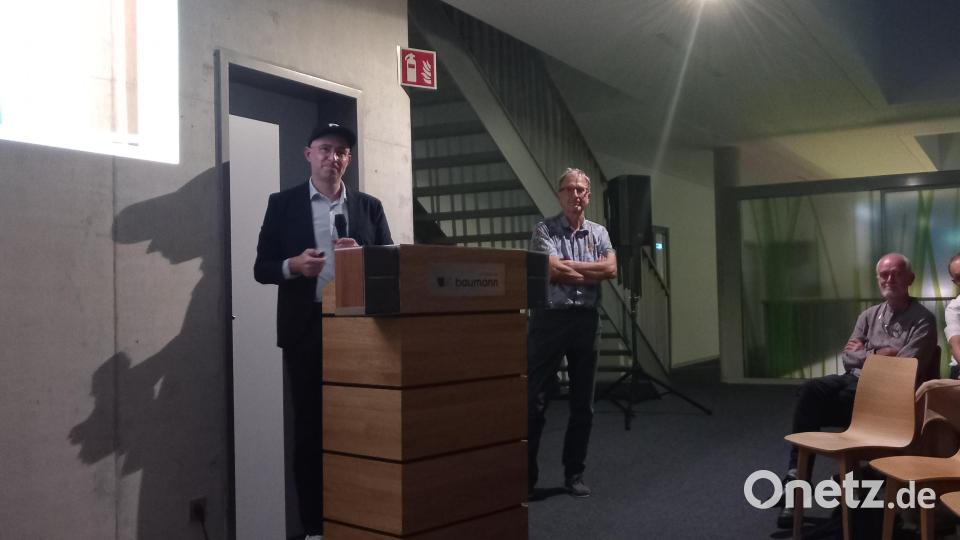 Alexander Peterhänsel (links) ist neuberufener Professor für Visual Computing an der OTH Amberg-Weiden. Schwerpunkte seiner Arbeit sind vor allem generative künstliche Intelligenz sowie IT-Ethik. Bild: dir