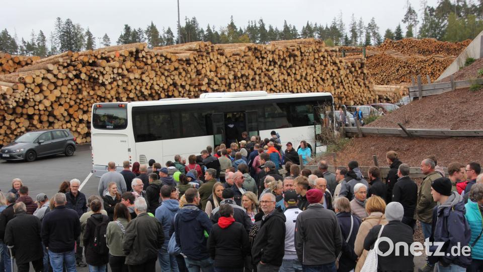 Einen Ansturm gab es auf die Busse für die Werkführungen. Bild: kro