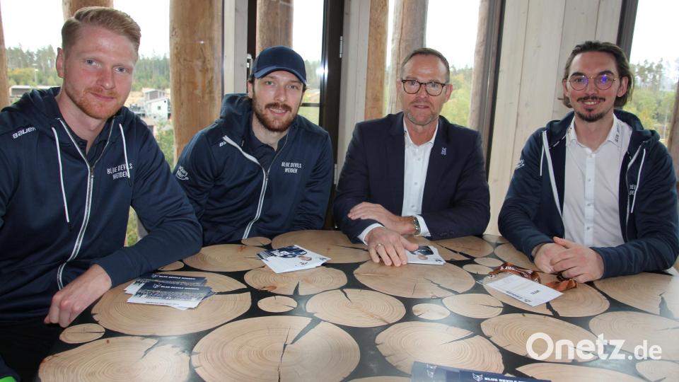 Autogrammstunde des EV Weiden mit (von links) Marius Schmidt, Robert Hechtl, Sportlichem Leiter Jürgen Rumrich und Simon Heidenreich. Bild: kro