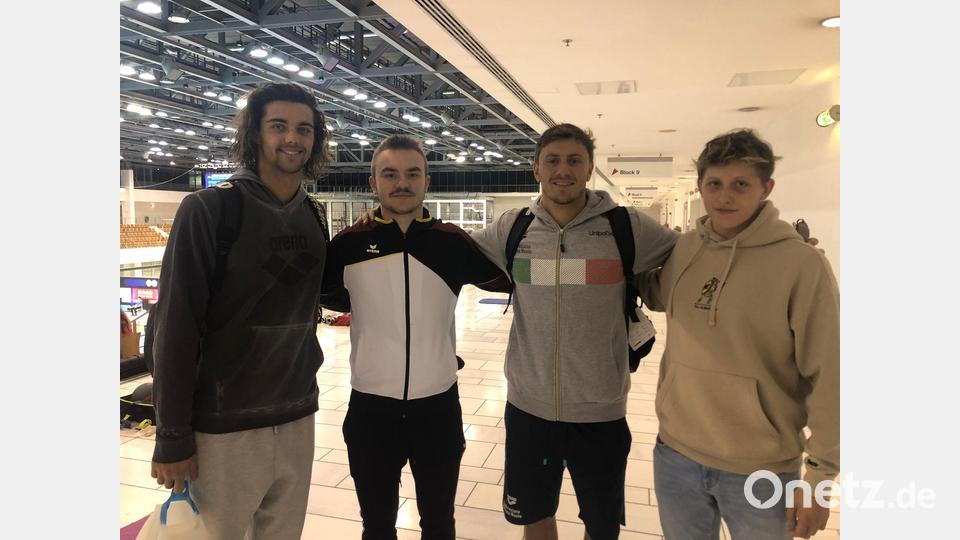 Begegnungen für die Ewigkeit: Leonhard Fütterer (rechts) und Fynn Legat (Zweiter von links) mit dem italienischen Rücken-Weltmeister und Medaillengewinner bei Olympia, Thomas Ceccon, sowie dessen Landsmann, Brustschwimmer Nicolo Martinenghi. Bild: rbg