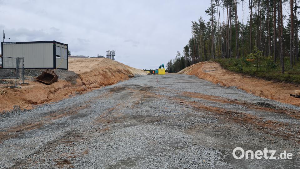 Die Straße vor dem Zieglergelände in Hütten soll mit Seiten- und Multifunktionsstreifen bis zu zwölf Meter breit werden. Bild: sne