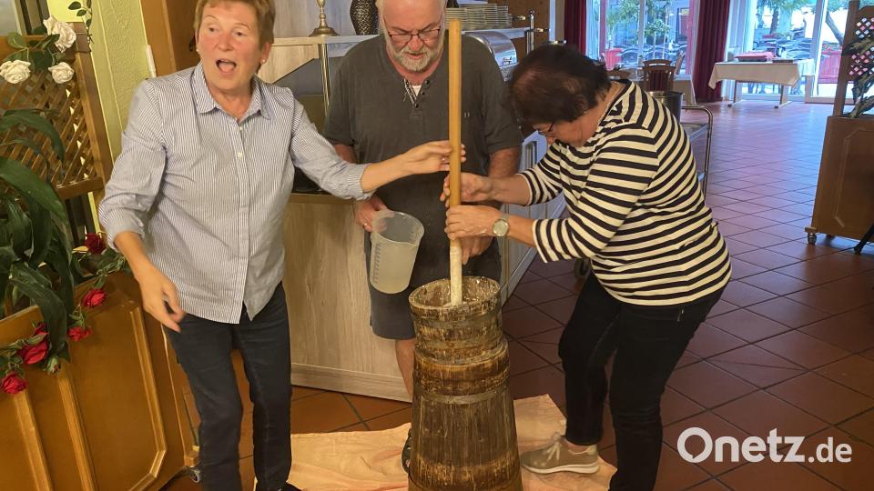 Viel Muskelkraft und Ausdauer ist beim Butterstampfen nötig. Bild: Josef Glas