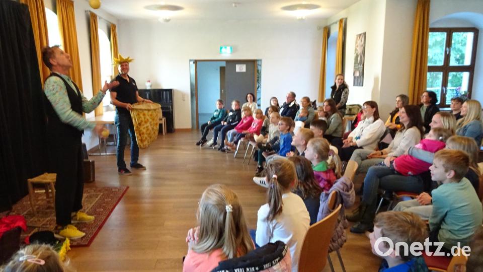 Sepp Schabernack bereichert den Nachmittag mit Clownerie und Akrobatik. Bild: hm