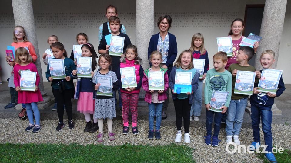 Zahlreiche Kinder konnten bei der Verlosungsparty der Stadtbücherei Sachpreise und Urkunden entgegennehmen. Bild: hm