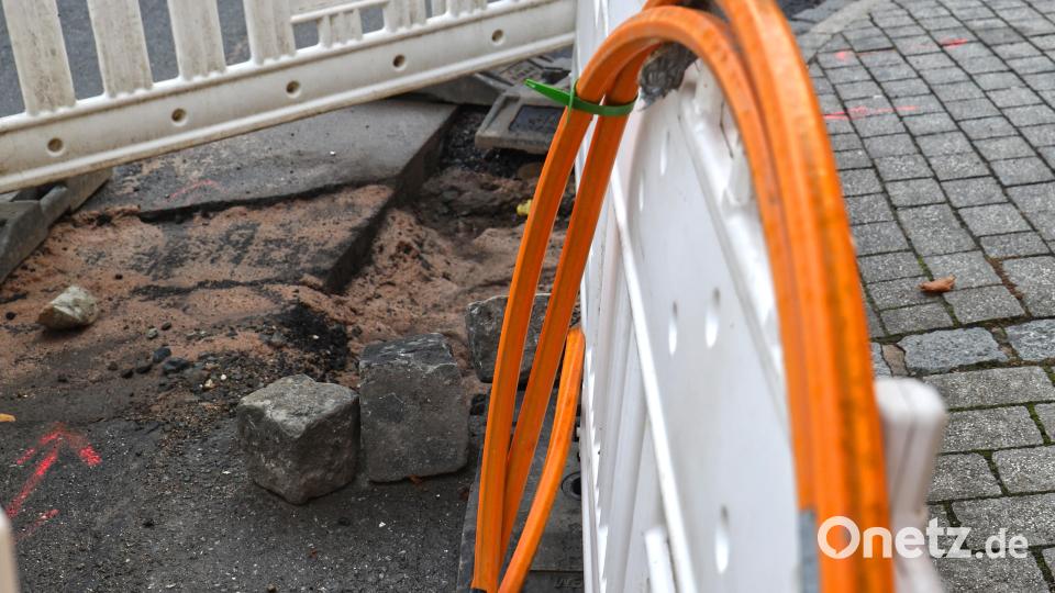 Derzeit verlegt die Firma Leonet im Erbendorfer Stadtgebiet Glasfaser. Bild: njn