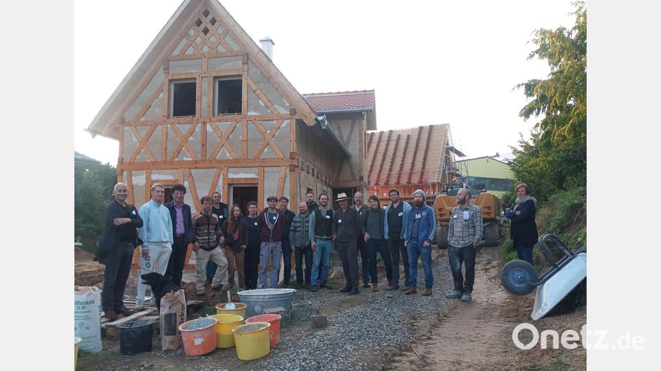 Die Teilnehmer des Kalksymposiums vor der Baustelle des Naturdorfs Bärnau. Bild: Ilona Hunsperger/exb