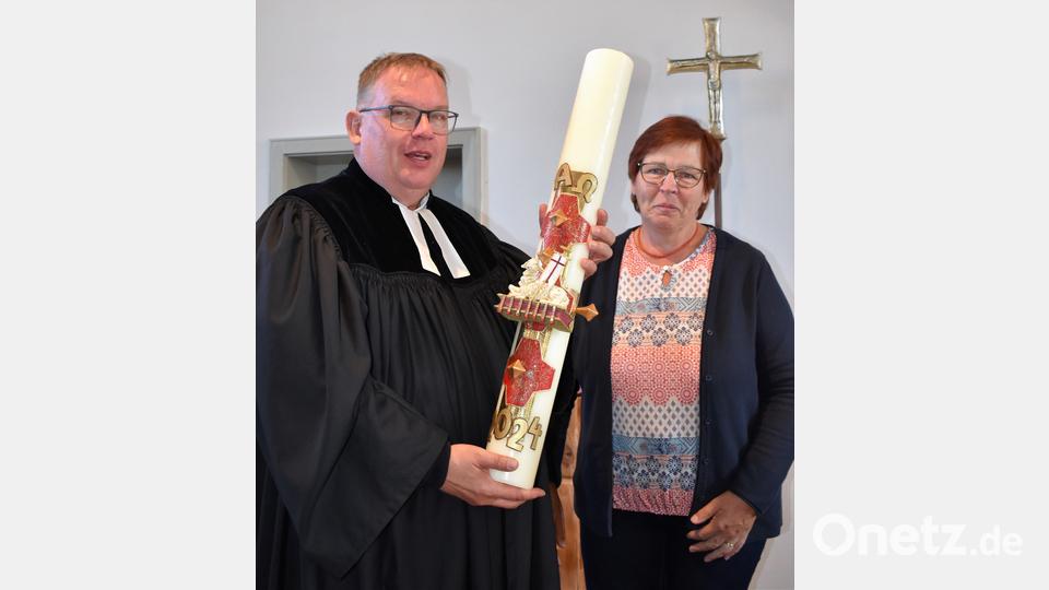 Cilla Helm vom Pfarrgemeinderat Pressath (Arbeitskreis Ökumene) überreicht eine Kerze von Pfarrer Edmund Prechtl an Pfarrer Thomas Berthold. Bild: rgr