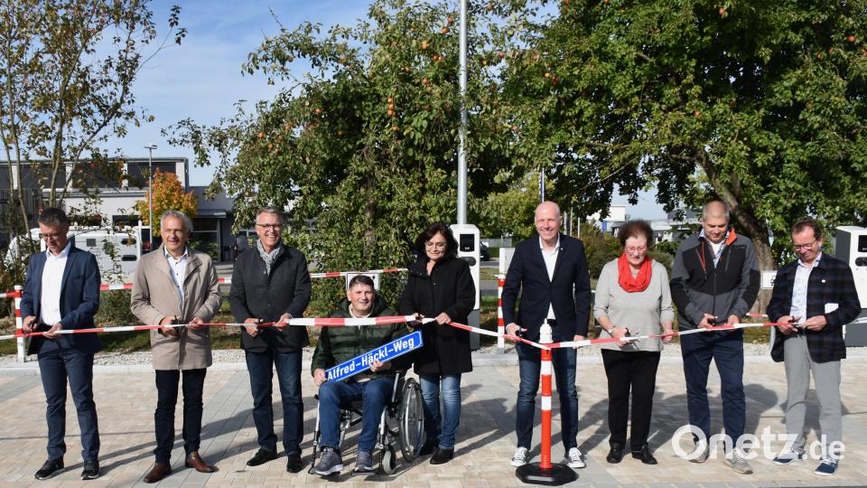 Möbelhausinhaber Jörg Kulzer und Seniorenchefin Lieselotte Kulzer (Vierter und Dritte von rechts) feierten mit Landrat Roland Grillmeier und Bürgermeister Franz Stahl (Zweiter und Dritter von links) sowie einigen Ehrengästen die Inbetriebnahme der neuen E-Ladesäulen. Bild: ubb