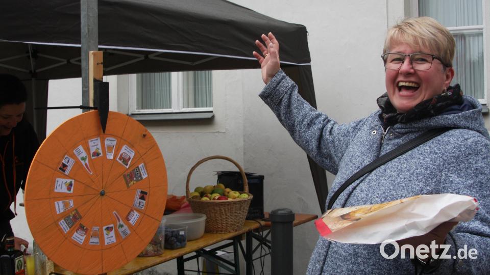 Daniela Zölch (Bild) durfte sich für ein Schnapserl oder für gesundes Obst entscheiden. Der Glücksradzeiger war nämlich exakt an der Grenze für diese Gewinne stehen geblieben. Bild: wro