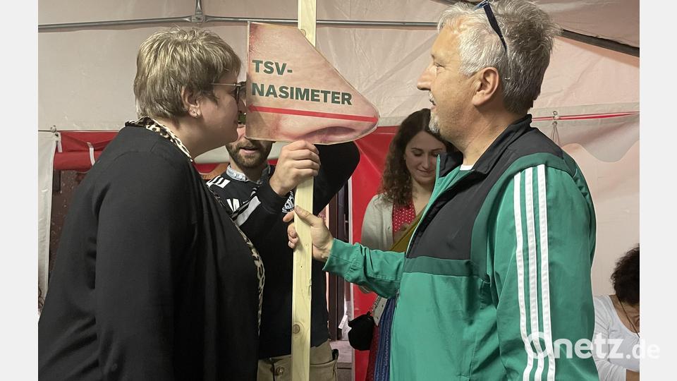 Wer hat das längste Riechorgan? Vorsitzender Robert Becher legt bei Bürgermeisterin Anita Forster das Nasimeter an. Bild: rro