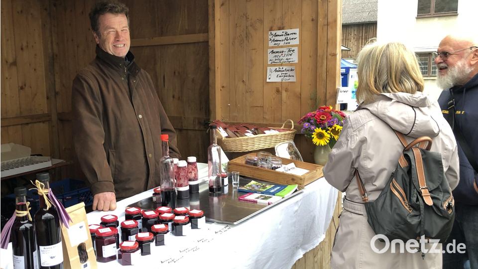 Unter den Fieranten war auch Peter Jacobey (links) aus Mitterteich, der Saft, Beeren, Aufstriche und Tee anbot. Bild: wro