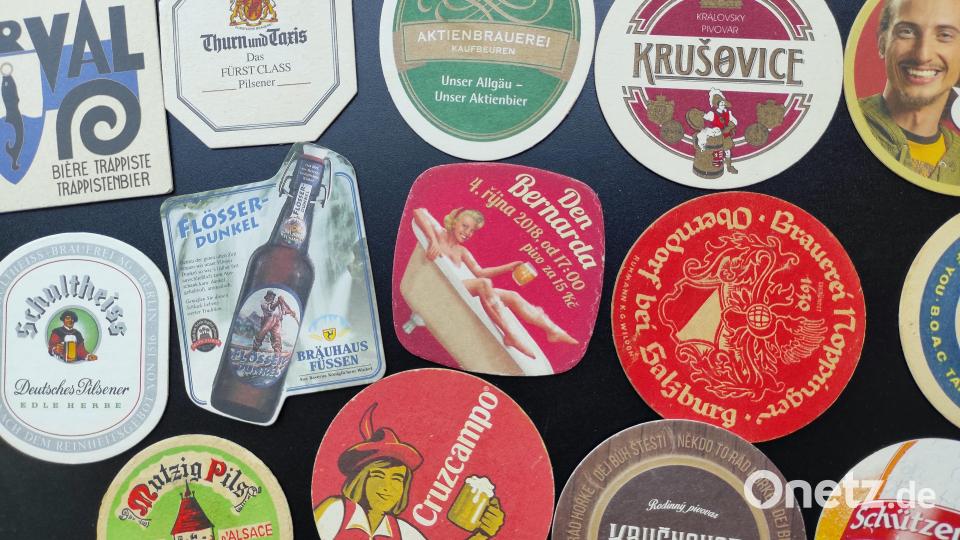 Ein Ausschnitt aus der Sammlung von rund 1200 Bierdeckeln die Ulrich Sigmund aus aller Welt zusammengetragen hat. Bild: lgc